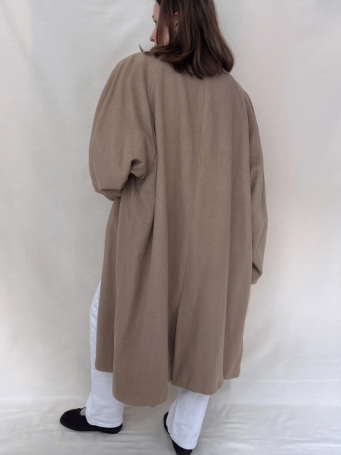 Beżowy długi płaszcz z kaszmirem