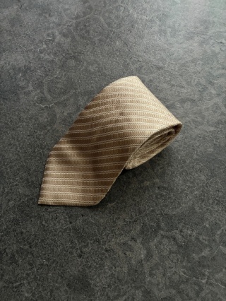 Beżowy krawat w prążki 100% jedwab