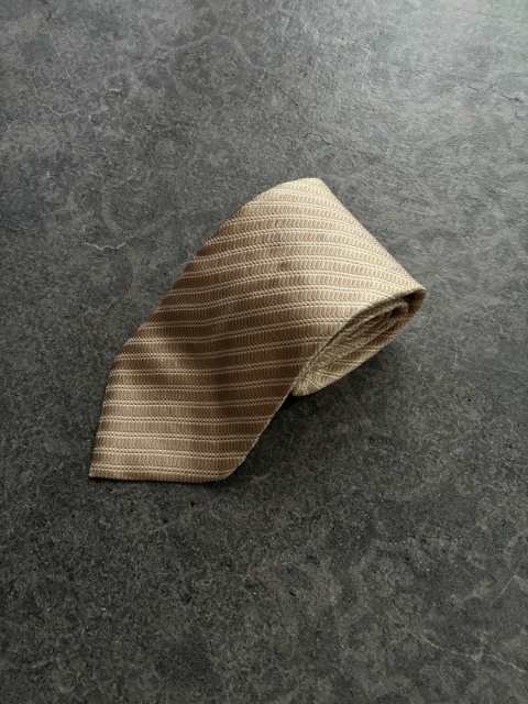 Beżowy krawat w prążki 100% jedwab