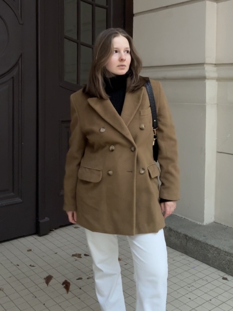 Brązowy wełniany płaszcz o kroju marynarki