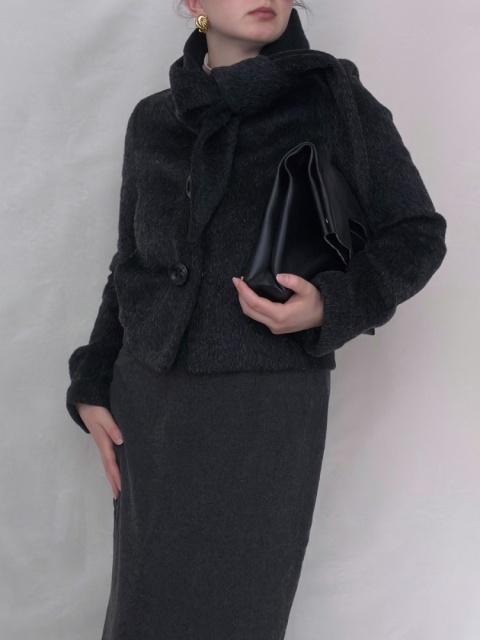 Czarny krótki wełniany płaszcz z wiązanym kołnierzem