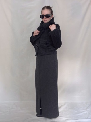 Czarny krótki wełniany płaszcz z wiązanym kołnierzem