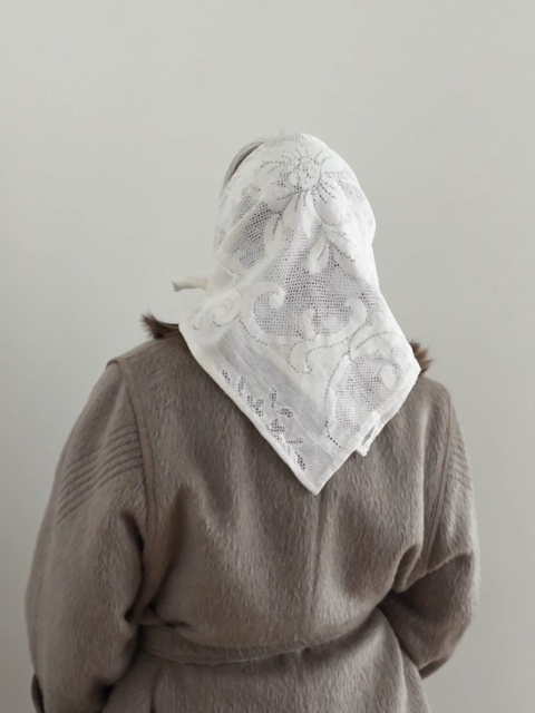 Koronkowa chusta Babinka z upcyclingu obrusu